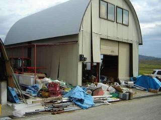 運び出された資材の山