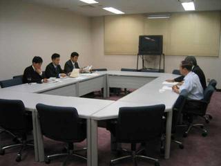 説明を受けるしきだ博紀